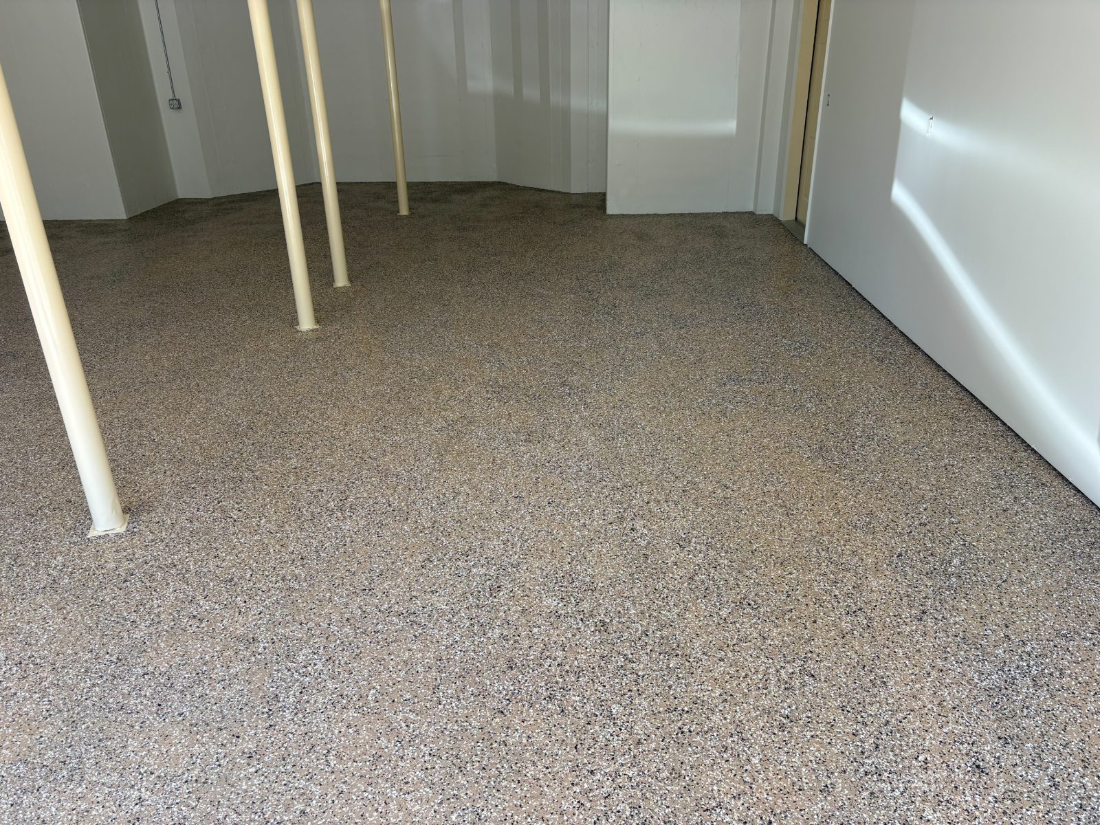 Finished epoxy flake floor coating